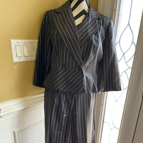NWT As-hro pant suit, pin stripe, black &white, jacket is short waisted SZ14 - Picture 1 of 13